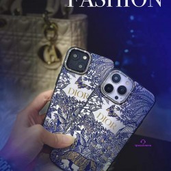 2024dior ディオール花以外の贈り物に選ぶなら、高級感漂うpuレザー素材のiphone 15ケースがおすすめ